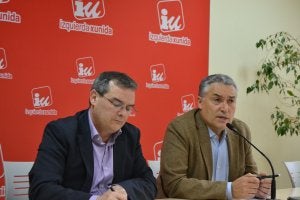 Ángel González y Manuel González Orviz, portavoz y coordinador de IU, ayer, en un momento de su comparecencia en Oviedo. :: E. C./