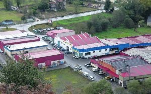 Vista aérea del polígono industrial de Santa Rita, en Arriondas. :: NEL ACEBAL/