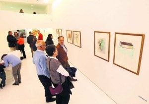 Numeroso publico asistió a la inauguración de la exposición de Juan Botas en la galería Guillermina Caicoya. :: ÁLEX PIÑA/