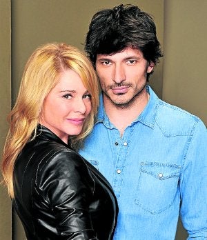 El modelo con Belén Rueda. ::
MEDIASET/