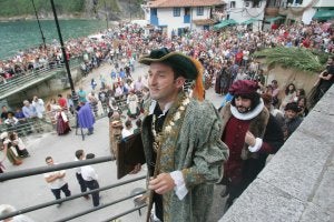 Un momento de la recreación de la llegada de Carlos V a Tazones el pasado verano. ::
PURIFICACIÓN CITOULA/