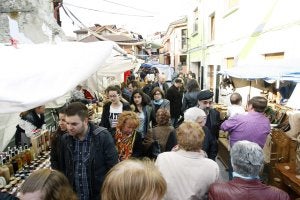 Los visitantes, recorriendo ayer por la mañana los puestos del mercado de La Flor. ::
JUAN MANUEL PARDO/