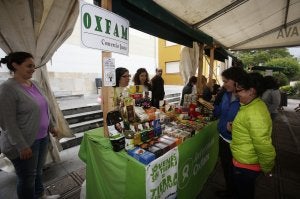 Mercado de comercio justo, ayer en Arriondas. :: NEL ACEBAL/