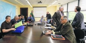 El comité de empresa y los portavoces de Tenneco, ayer, en la reunión del Idepa. :: PURIFICACIÓN CITOULA/