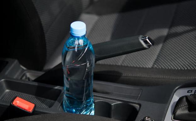 El peligro de dejar una botella de plástico con agua dentro del coche