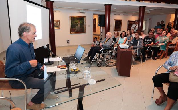 Miguel Mingotes, en el Museo Nicanor Piñole, que se llenó para escucharle. /  AURELIO FLÓREZ