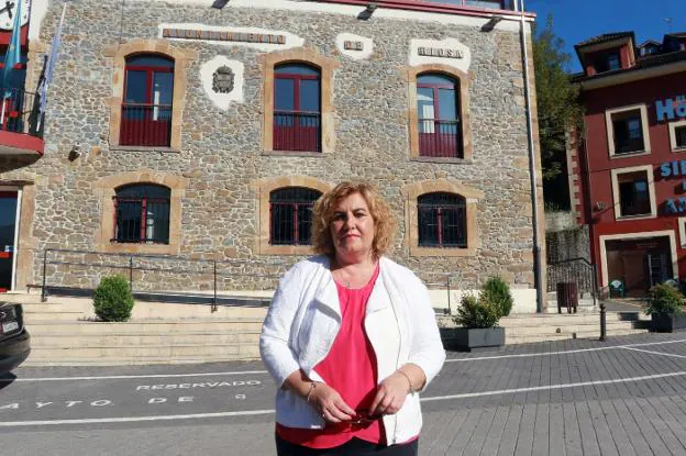 La alcaldesa de Riosa, Ana Díaz, ayer delante del Ayuntamiento. / JESÚS MANUEL PARDO