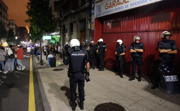 Los concentrados contra el «ultraje» a la bandera se reunieron en la calle El Rosal bajo vigilancia policial./PIÑA