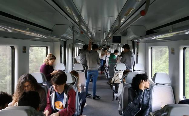 Los viajeros, la mayoría estudiantes, en el interior del tren. /i. s.