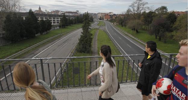 La entrada a Oviedo desde la 'Y' tuvo que ser cortada al tráfico por los altos niveles de contaminación en diciembre de 2016. / M. ROJAS