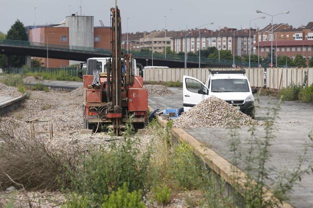 Sondeos en la zona donde irá la estación, el pasado verano. / J. PETEIRO