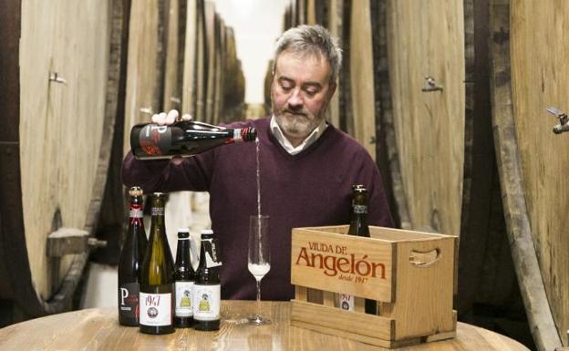 Francisco Ordóñez posa en el lagar con una selección de productos de Viuda de Angelón./Imanol Rimada