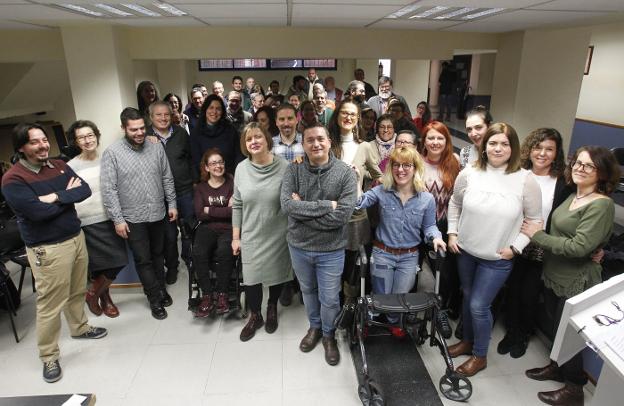 Los participantes en la asamblea de Somos Oviedo, con los concejales en primer término y Ana Taboada en el centro de la imagen. / M. ROJAS