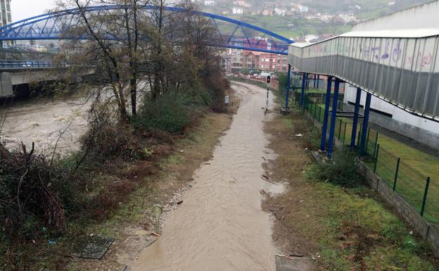 El agua inutiliza 234 kilómetros de vías del tren