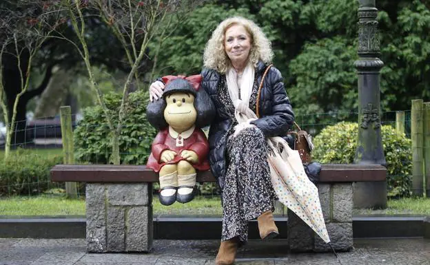 Mafalda. Eva Sánchez, junto a la estatua de Mafalda del Campo de San Francisco.