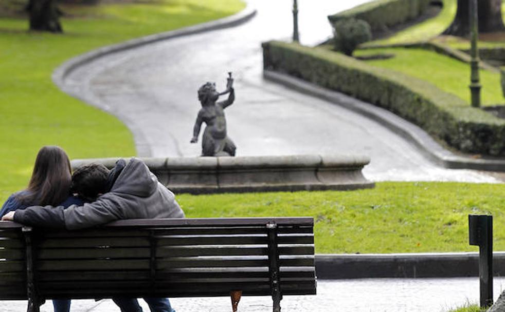 Una pareja, en uno de los bancos del Campo de San Francisco./MARIO ROJAS