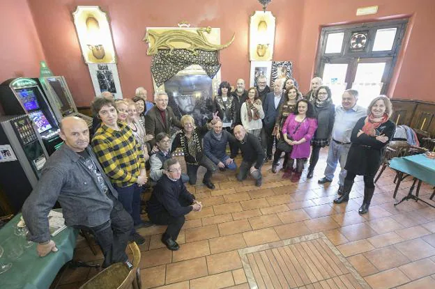 Una treintena de amigos y familiares se reunieron ayer en el restaurante Ortea, de Tudela Veguín, para rendir homenaje a Tino Casal. / HUGO ÁLVAREZ