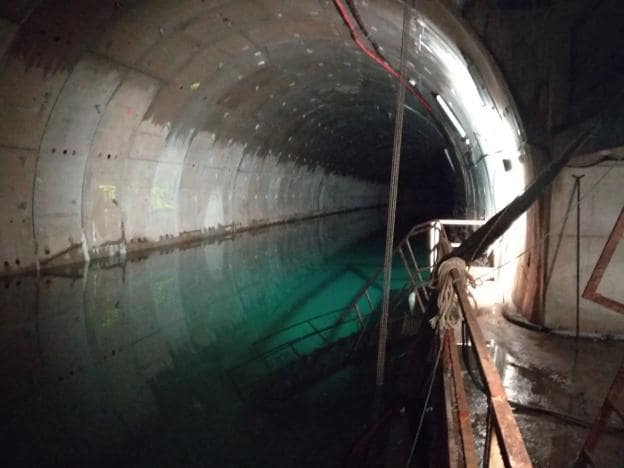 Nivel que alcanzaba el agua en el interior del túnel del metrotrén el pasado mes de enero en las inmediaciones de El Molinón. / TRAGSA