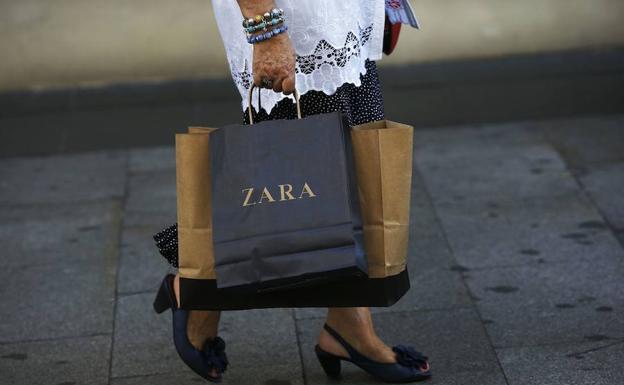 Una mujer con una bolsa de Zara, principal firma de Inditex./Reuters