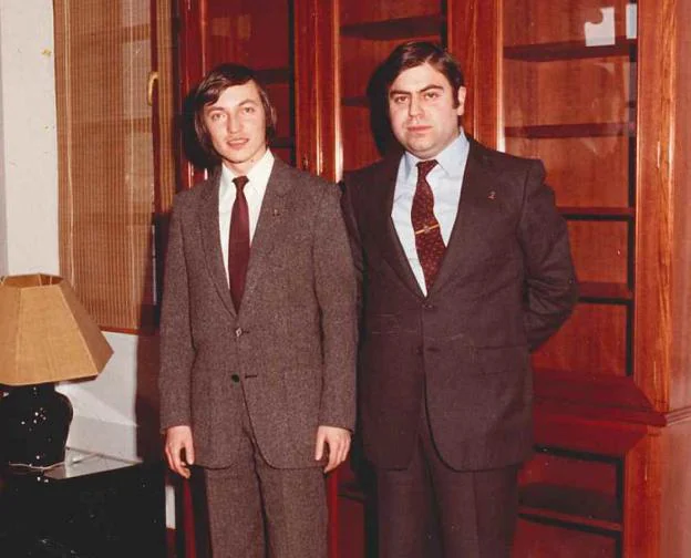 Ajedrez. Alfredo Canteli con el gran maestro internacional Anatoli Kárpov en 1981./