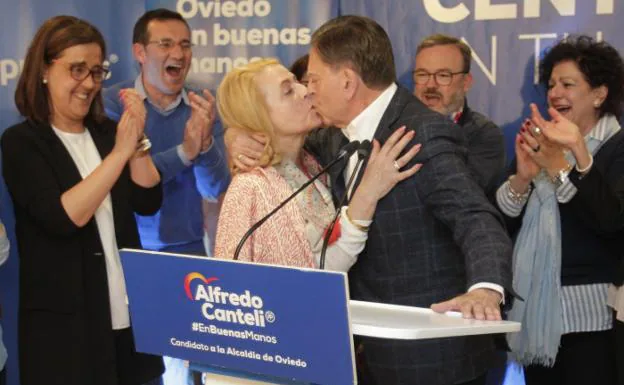 Alfredo Canteli besa a su esposa entre aplausos./MARIO ROJAS