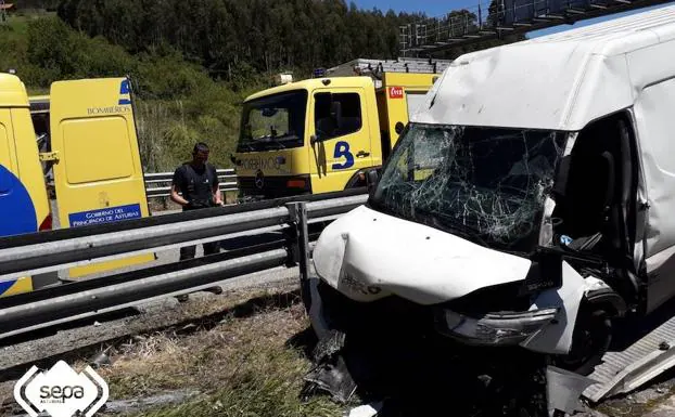 Un repartidor, herido al salirse su furgoneta en la A-8 a la altura de Villaviciosa Accidente-villaviciosa-kBw-U80409855141IHI-624x385@El%20Comercio