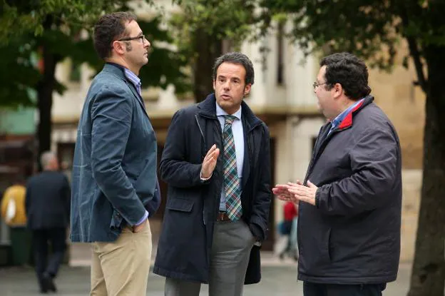 José Luis Costillas, Nacho Cuesta y Luis Pacho conversan ayer en la plaza de Porlier. / FOTOS: ALEX PIÑA