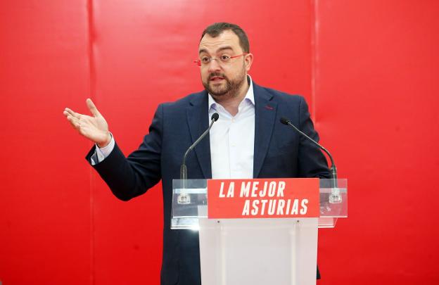 Adrián Barbón, secretario general de la FSA y candidato del PSOE a la Presidencia, durante uno de sus mítines en campaña. / ÁLEX PIÑA