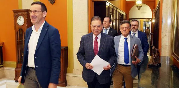 Javier Cuesta, precede al alcalde, Alfredo Canteli, camino del salón de Plenos y seguido por los ediles Mario Arias, José Ramón Prado y Alfredo García Quintana. / PIÑA