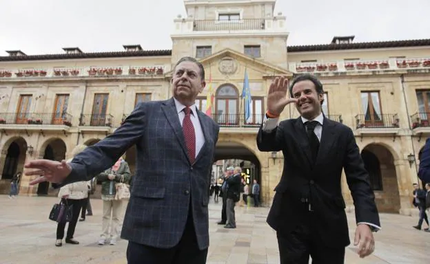 Alfredo Canteli y Nacho Cuesta anunciaron el pacto entre PP y Ciudadanos en la plaza del Ayuntamiento hace tres semanas./ MARIO ROJAS