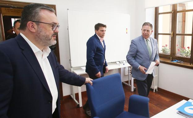 García Quintana, Álvarez Almeida y el alcalde, Alfredo Canteli, al inicio de la reunión. / PIÑA