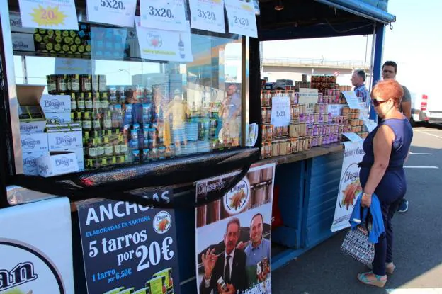 Una visitante contempla un estand de la feria. / P. G.-P.