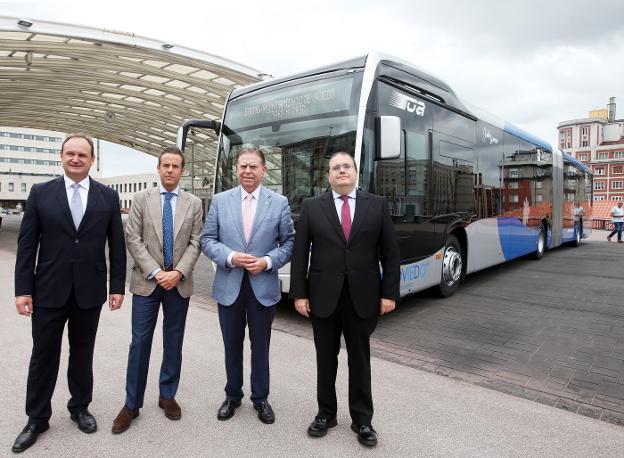 Benigno Runza, Ignacio Cuesta, Alfredo Canteli y Javier Martínez ante el nuevo autobús urbano. / PIÑA