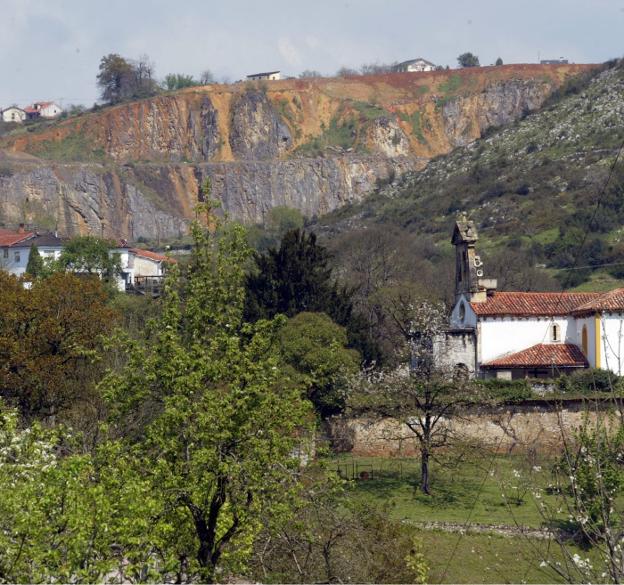 La cantera, al fondo, que pretende su ampliación. / MARIO ROJAS