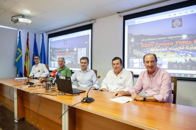 De izquierda a derecha, Pablo García Ovies, Juan Avendaño, Jorge Suárez, Chema Ferrer y José Manuel Fernández, ayer en Luanco. /  T. HALABI