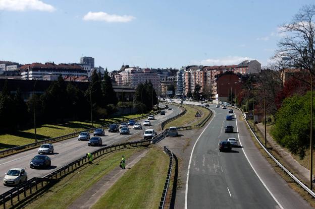 La entrada de la autopista por la avenida de Santullano. /  PABLO LORENZANA