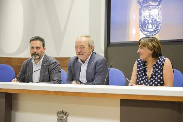 Ricardo Fernández, Wenceslao López y Ana Rivas durante su rueda de prensa de ayer. / HUGO ÁLVAREZ