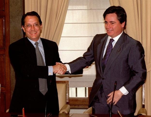 A la derecha, en 1997, Aristrain estrecha la mano del presidente de SEPI, Pedro Ferreras, tras el acuerdo de privatización de Aceralia. / E. C.