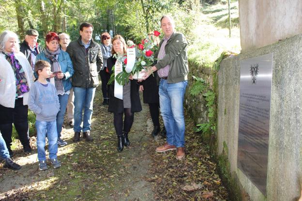 Los socialistas colocan flores en recuerdo a las víctimas. / A. G.-O.