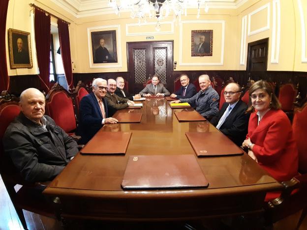 El alcalde de Oviedo, reunido ayer con los promotores de la iniciativa. / A. O.