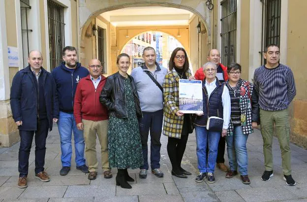 La edil de Autorización de Festejos, Covadonga Díaz, con representantes de grupos folclóricos. / MARIO ROJAS