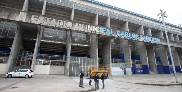 Renovación del rótulo anunciador del Estadio Municipal Carlos Tartiere. / ALEX PIÑA