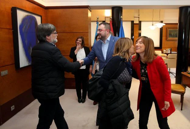 La delegación socialista, encabezada por Adrián Barbón, recibe a dirigentes de IU en su primera reunión negociadora. / ÁLEX PIÑA