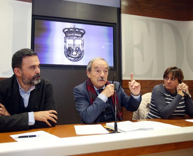 Ricardo Fernández, Wenceslao López y Ana Rivas, ayer. / PIÑA