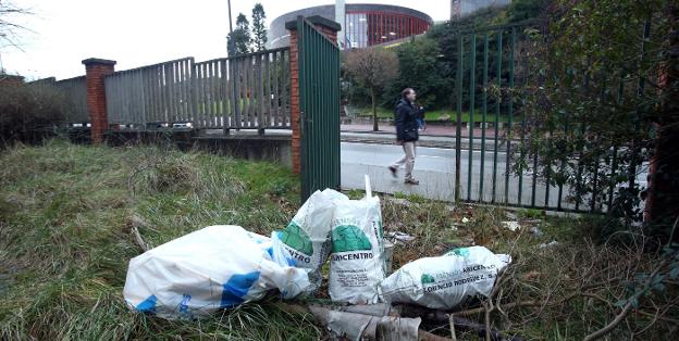 Un vertedero ilegal en una parcela de los terrenos del antiguo Hospital Universitario Central de Asturias (HUCA). / FOTOS: ALEX PIÑA