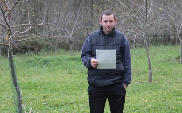 Juan Luis Poladura con el documento que acredita la protección de la imagen de la botella./A. G.-O.