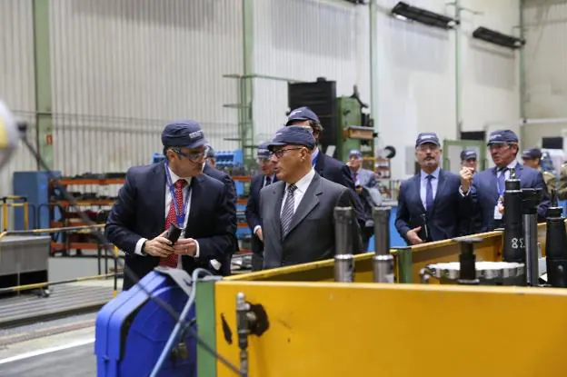 El director de la fábrica de armas de Trubia, Rafael Arenas; y el secretario de Estado de Defensa, Ángel Olivares, durante la visita a las instalaciones el pasado noviembre. / E. C.