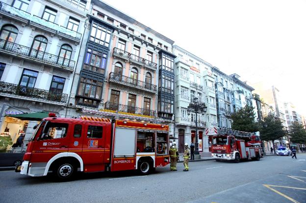 La humareda de una chimenea obliga a intervenir a los Bomberos en la