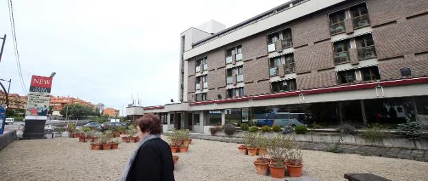 El hotel La Gruta del alto de Buenavista, cerrado desde hace un año, reabrirá en 2021 como residencia de estudiantes con 210 habitaciones./ALEX PIÑA