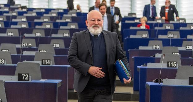Frans Timmermans, ayer, a su llegada al Parlamento Europeo en Estrasburgo. / EFE